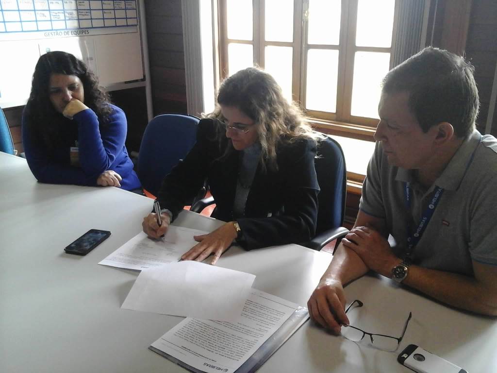 Maria Goretti Oliveira, Secretaria Municipal de Saúde de Itajubá, assina o acordo na fábrica da Helibras. Crédito: Helibras/ Divulgação