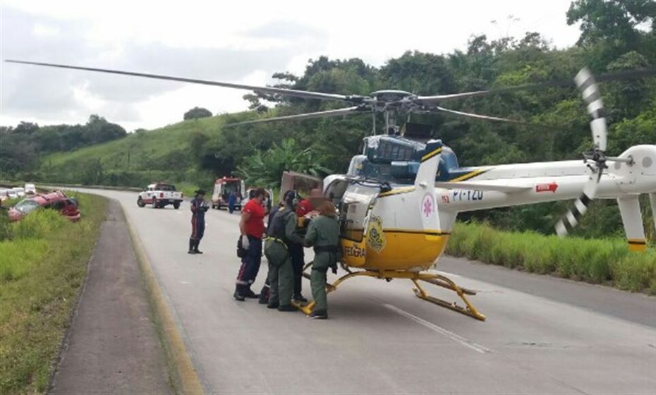 Helicóptero da PRF resgata vítimas de acidente de trânsito 