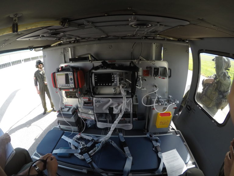 O kit está equipado com o mais recente padrão de dispositivos médicos, incluindo um monitor / desfibrilador, ventilador, bombas de perfusão e unidades de sucção. Foto de AAT