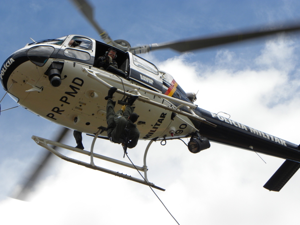 Técnica de Rapel em Helicóptero utilizando o descensor Pirana, demonst