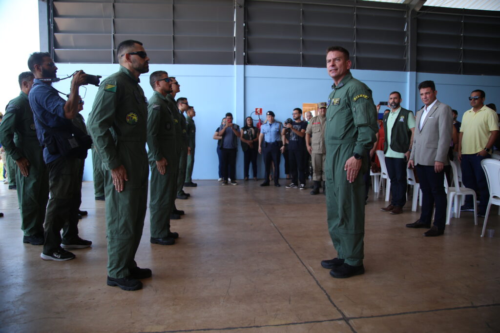 Piloto e comandante de voo, capitão Eduardo Rogério da Silva Ditomaso à frente da tripulação. Foto: Dhárcules Pinheiro/Sejusp
